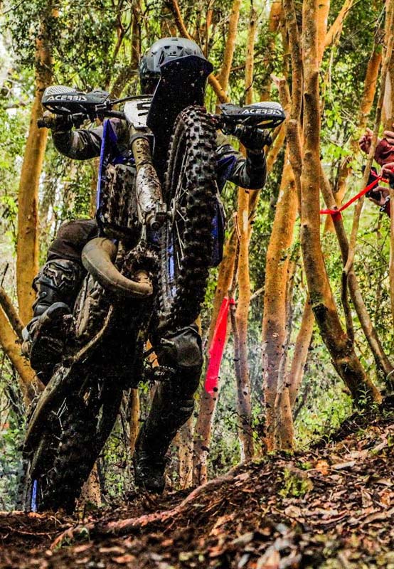 Piloto de enduro en acción durante el Campeonato Enduro Grip Zona Sur